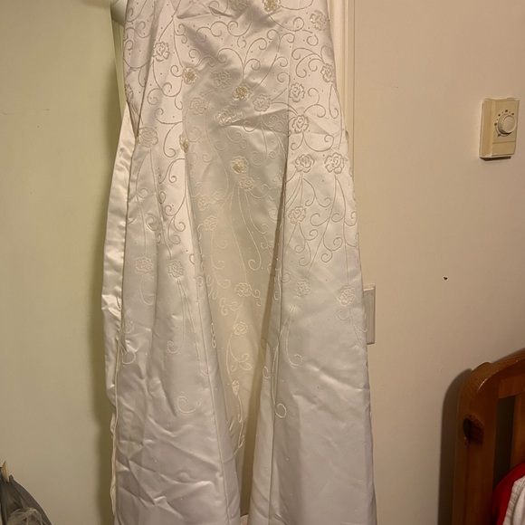 A cream colored long dress w/light beading/sequins. SZ 16 - Picture 2 of 4